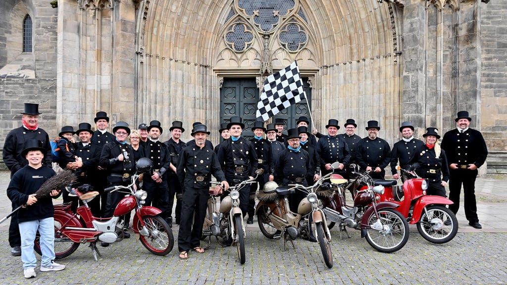 In Magdeburg begrüßten Berufskollegen die Reisegruppe, die mit Simson SR 2 und Schwalbe unterwegs ist.