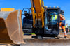 Michael Richter (CDU) sitzt in Warnweste auf der Baustelle der Justitzvollzugsanstalt Volkstedt in einem Bagger. Dort baut Sachsen-Anhalt bis Ende 2026 auch eine Abschiebehafteinrichtung.