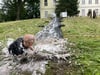 Die Seifenrutsche befördert die Teilnehmer der Matsch-Wolke auf direktem Weg vom Schloss auf die Strecken vom Abendteuerlauf in Parchen.
