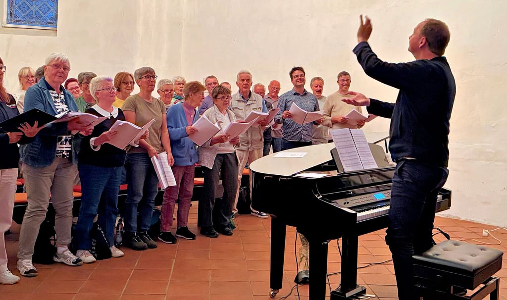 Christoph Reuter aus Berlin hat die Musik für das Müntzer-Oratorium geschrieben, hier bei einer Probe mit den Chören in Zahna