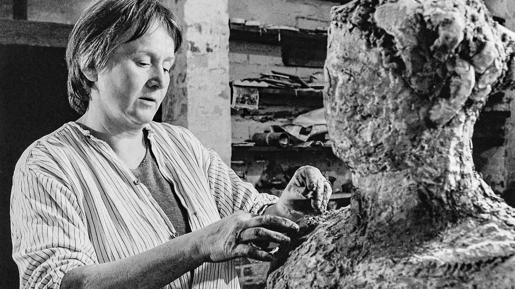 Gertraud Möhwald bei der Arbeit an der „Halbfigur einer jungen Frau" in ihrer Werkstatt in der Senffstraße in Halle-Kröllwitz, 1986