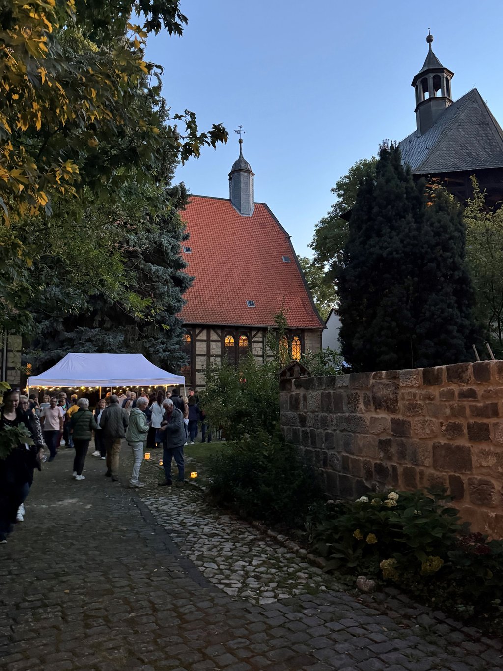 Imbiss-Stände und Kerzenlicht wie hier an der Johanniskirche gehören zur Nacht der Kirchen.