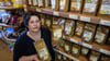 Im Laden der Rolle-Mühle präsentiert Geschäftsführerin Anne Rolle-Baldauf Produkte aus alten Getreidesorten.