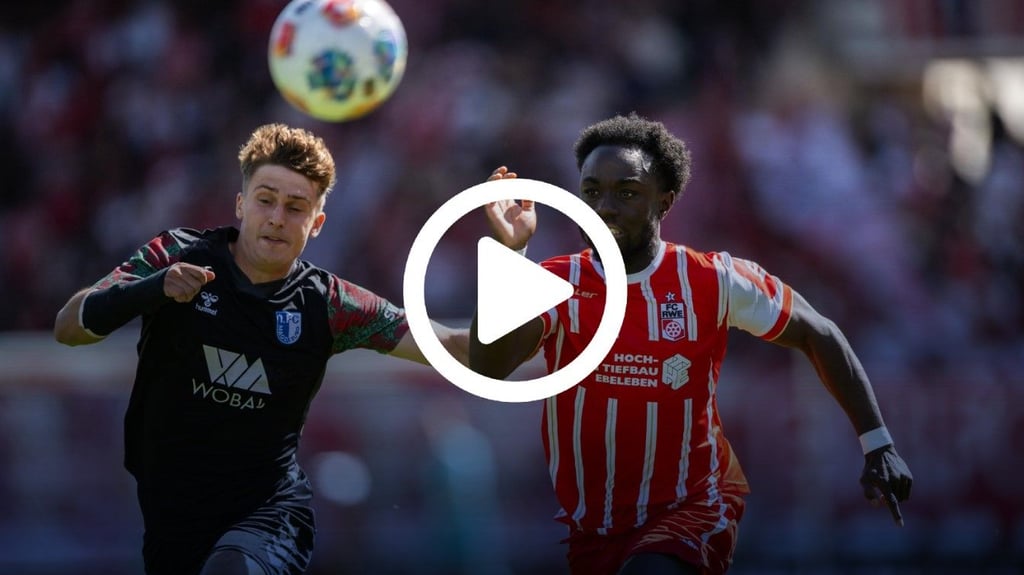 Auch Timo Birk (l.) konnte den zweiten Erfurter Treffer durch Phillip Aboagye nicht verhindern.