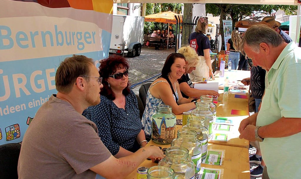 Viele Besucher des Weinmarktes gaben ihre Stimmen bei Bürgerbudget-Abstimmung ab.