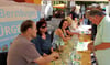 Viele Besucher des Weinmarktes gaben ihre Stimmen bei Bürgerbudget-Abstimmung ab. 