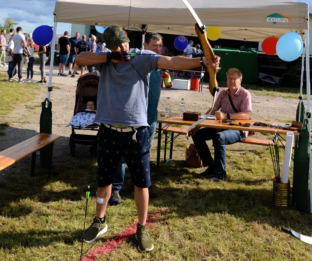 Wer Lust hatte, konnte sich beim Dorffest in Hohenlepte im Bogenschießen versuchen.