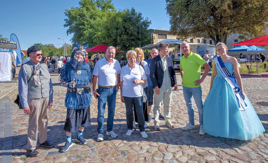 Das Orga-Team, OB Robert Reck, die Schiffernixe Chiara Sonet sowie Interessierte schauen sich die Meile der Vereine und Gerwebe an.