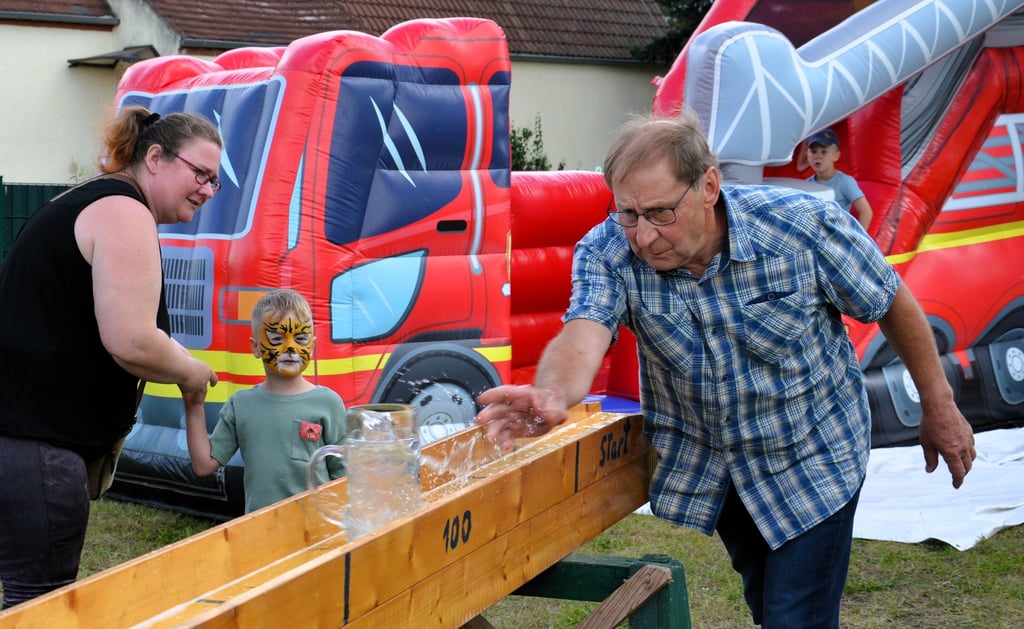 Die Besucher des Hohenlepter Dorffestes konnten unter anderem beim Bierglasschieben gegeneinander antreten.