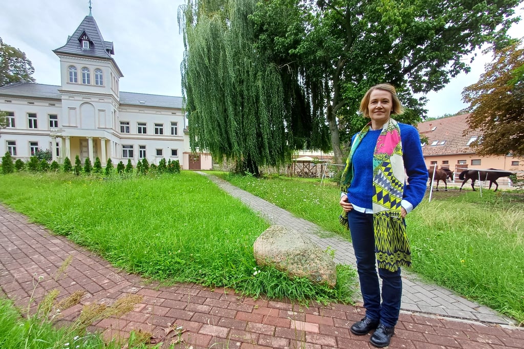 Marlene Brühl auf dem Gutshhof Billberge: „Wenn man Länder wie China erlebt mit ausufernden Städten, merkt man, wie man aufatmet, wenn man in die Altmark kommt.“