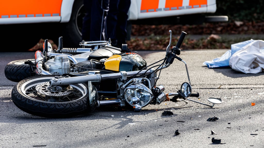 Ein Motorradfahrer ist zwischen Elbenau und Calenberge auf der K1227 schwer verunglückt.