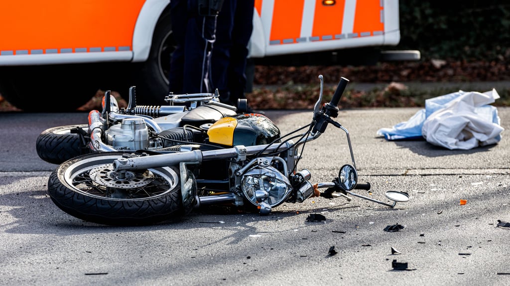 Ein Motorradfahrer ist zwischen Elbenau und Calenberge auf der K1227 schwer verunglückt.