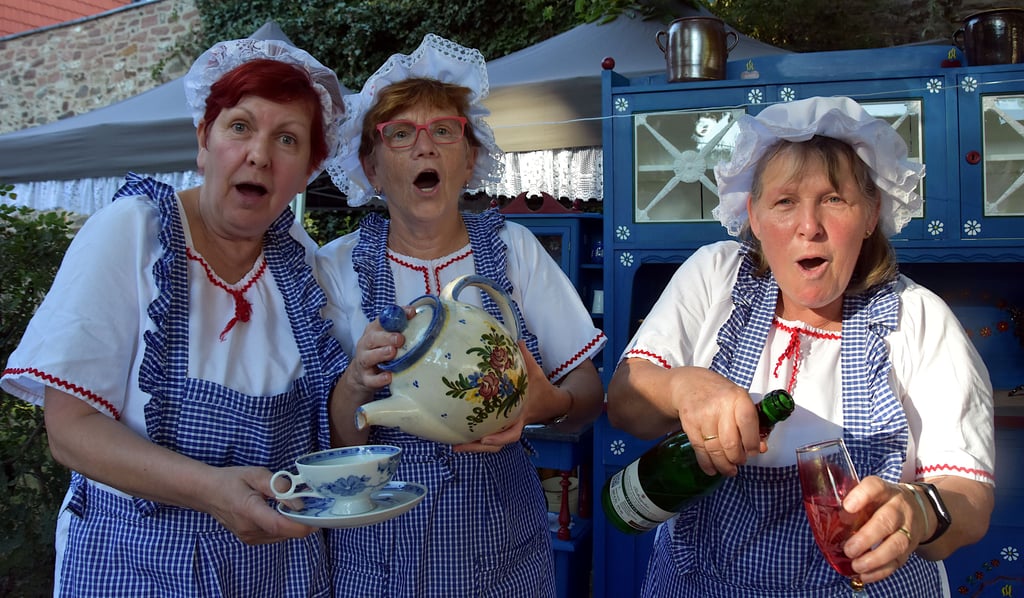 Die Waschweiber servierten den Gästen Kaffee und Sekt.