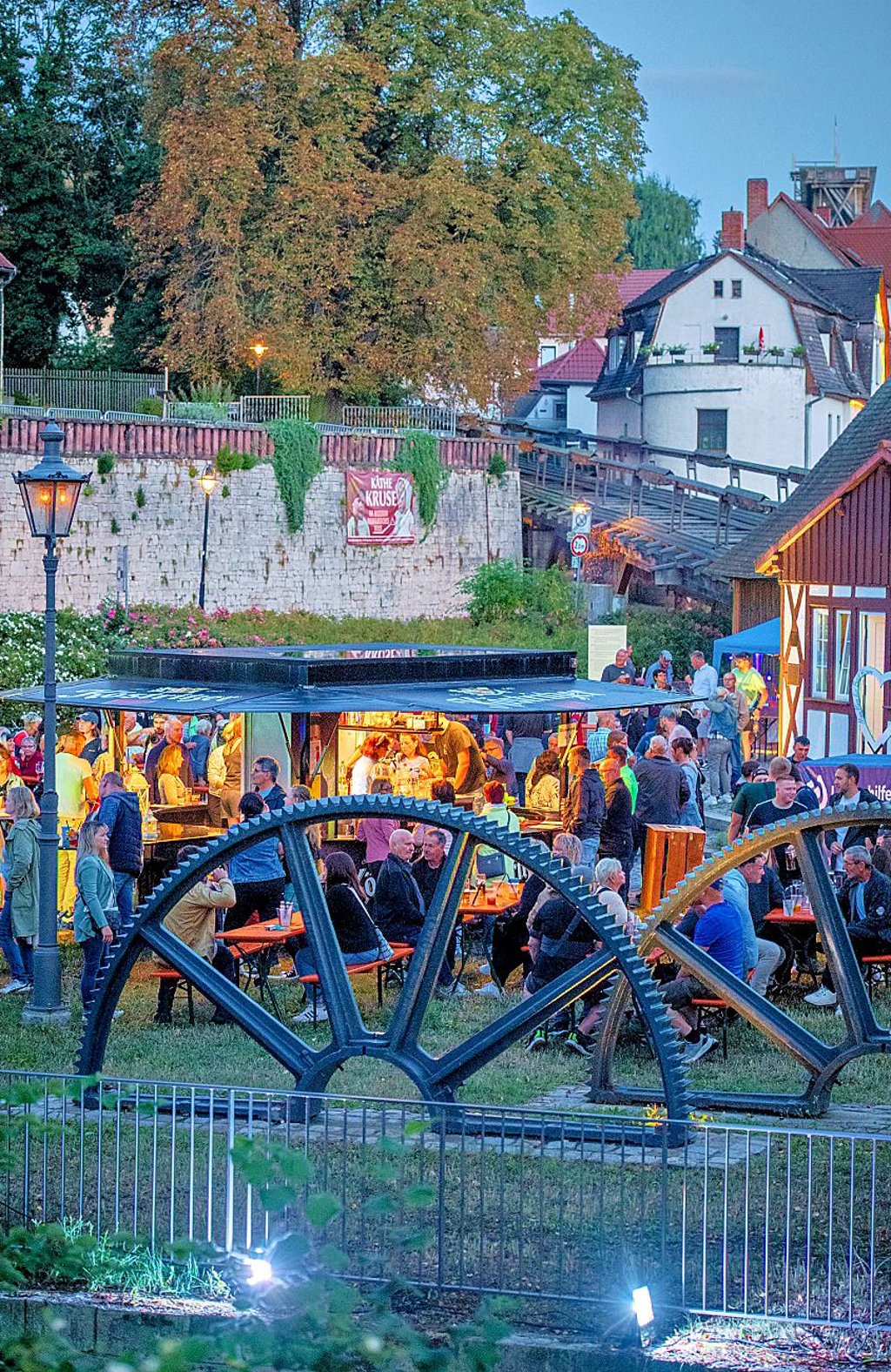Je später der Abend... Die Gäste des Radinselfestes genießen den Spätsommer in geselliger Runde.