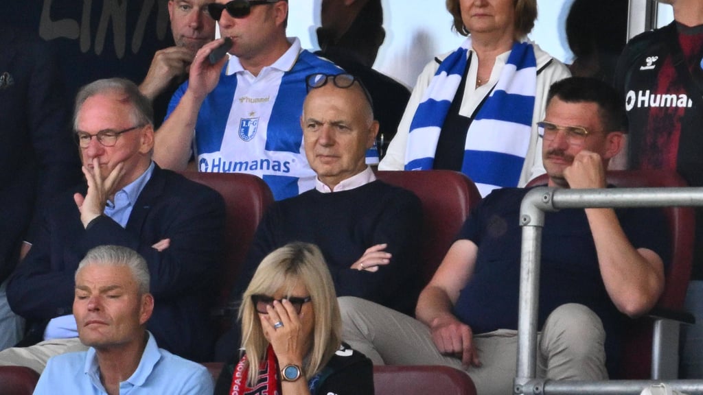 Sitznachbarn am Sonntag: Sachsen-Anhalts Ministerpräsident Reiner Haselhoff, DFB-Präsident Bernd Neuendorf und der FCM-Aufsichtsratsvorsitzende Matthias Niedung.