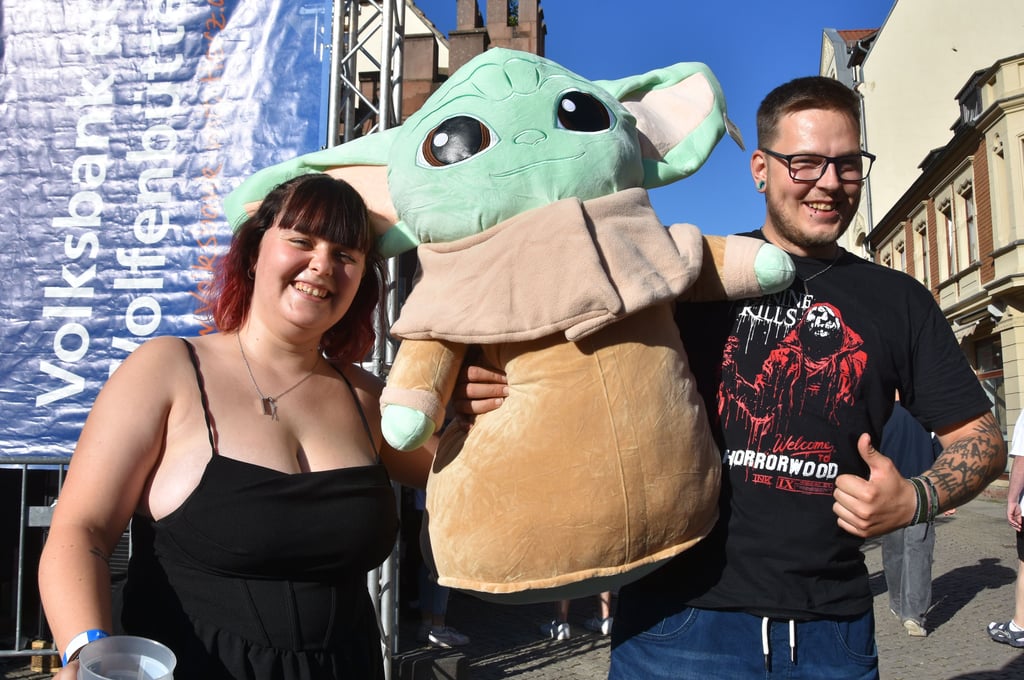 Jasmin Konrad und Dustin Müller nehmen Baby Yoda mit nach Hause.