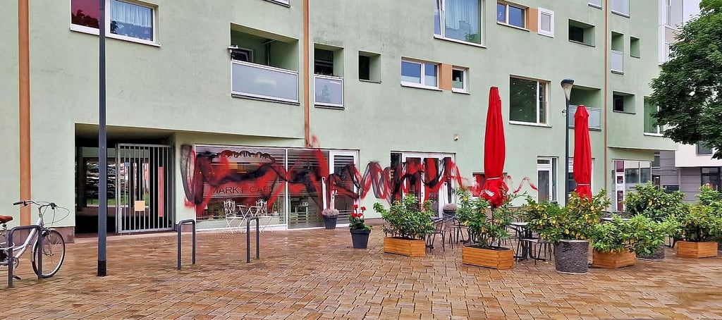 Anfang Juni wurde das Marktcafé Opfer einer Vandalismusattacke. Dies war verläufige Höhepunkt einer längeren Auseinandersetzung, dessen Zeugen die anderen Mieter wurden.