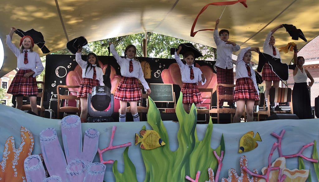 Die Kinder der Musical-AG der Grundschule „Erich Kästner“ jubeln, denn sie haben das Böse besiegt.