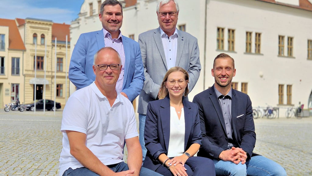 Stellen jeweils 6.000 Euro für Bürgerprojekte in Stendal zur Verfügung (von links): Klaus Jaenecke (SWG-Geschäftsführer), Thomas Bräuer (Stadtwerke-Geschäftsführer), Rainer Erdmann (Vorstandsvorsitzender Kaschade-Stiftung), Sophie Stiller (Volksbank Stendal) und Oberbürgermeister Bastian Sieler (parteilos).