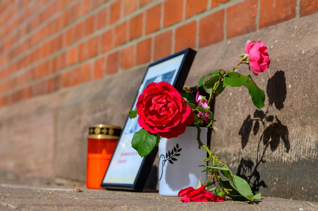 Am Bahnhof Friedland erinnern Blumen und Kerzen an die getötete 16-Jährige.