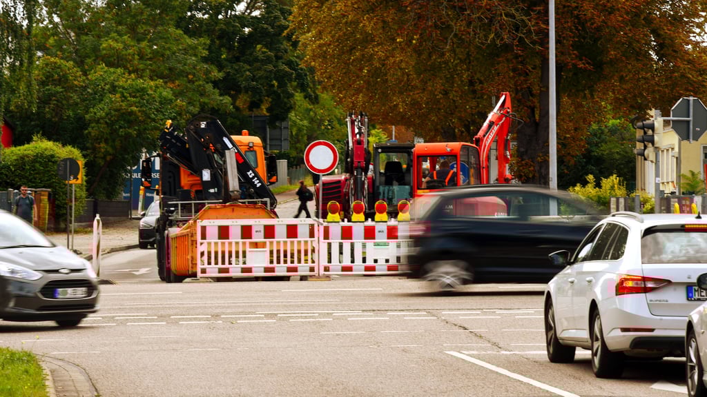 Merseburgs Nadelöhr ist dicht: Die Geusaer Straße ist seit Montag für eine Baustelle gesperrt. Welche Umwege für Autofahrer jetzt gelten und wie die Busse fahren.