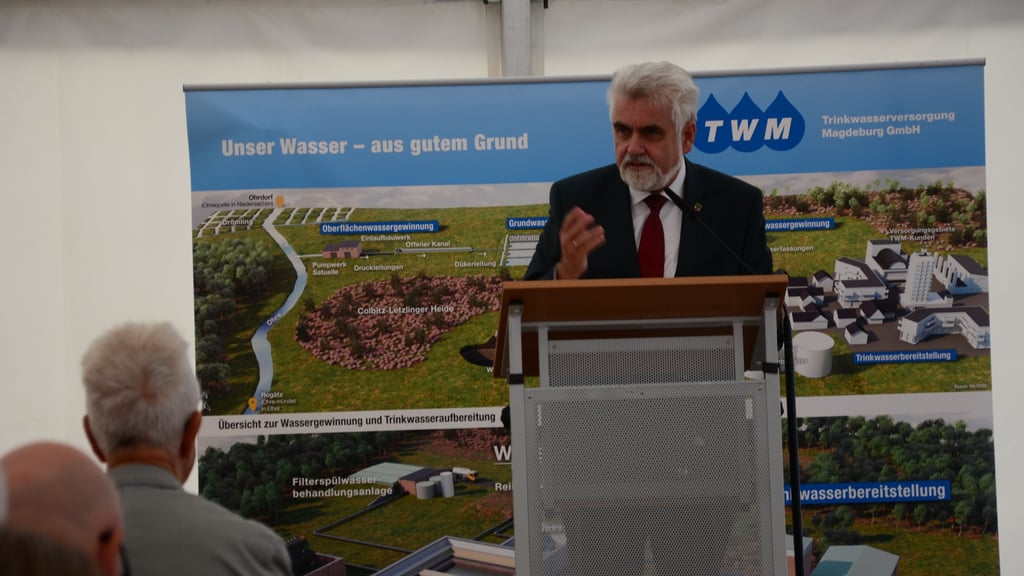 Umweltminister Armin Willingmann bei der Einweihung des neuen Pumpwerks in Satuelle