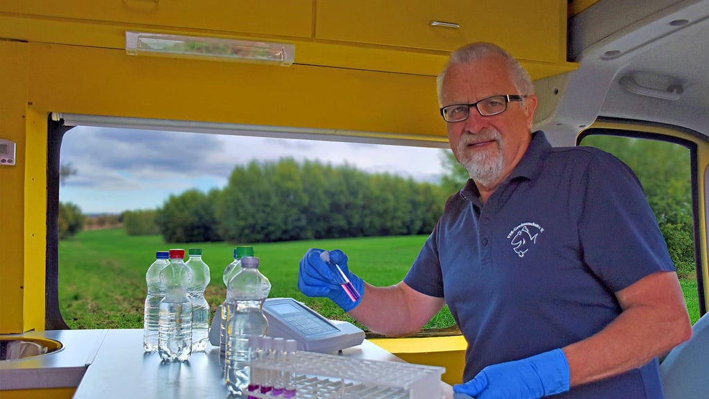 Harrald Guelzow analysiert eine Wasserprobe.