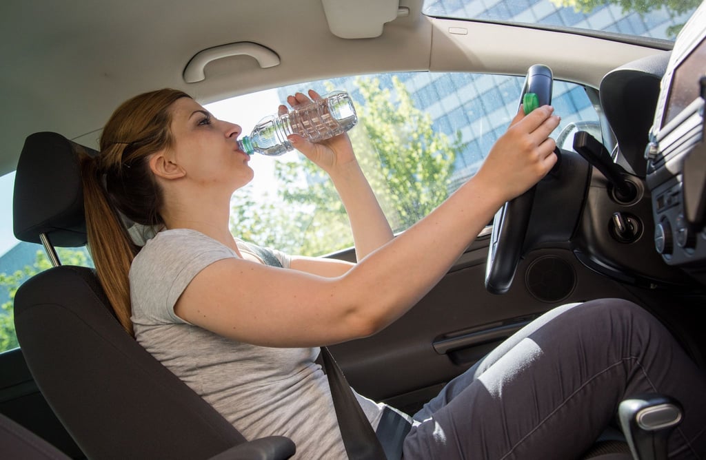 Zu wenig getrunken? Beim Autofahren ist eine Ablenkung aufgrund eines Durstgefühls zu vernachlässigen.