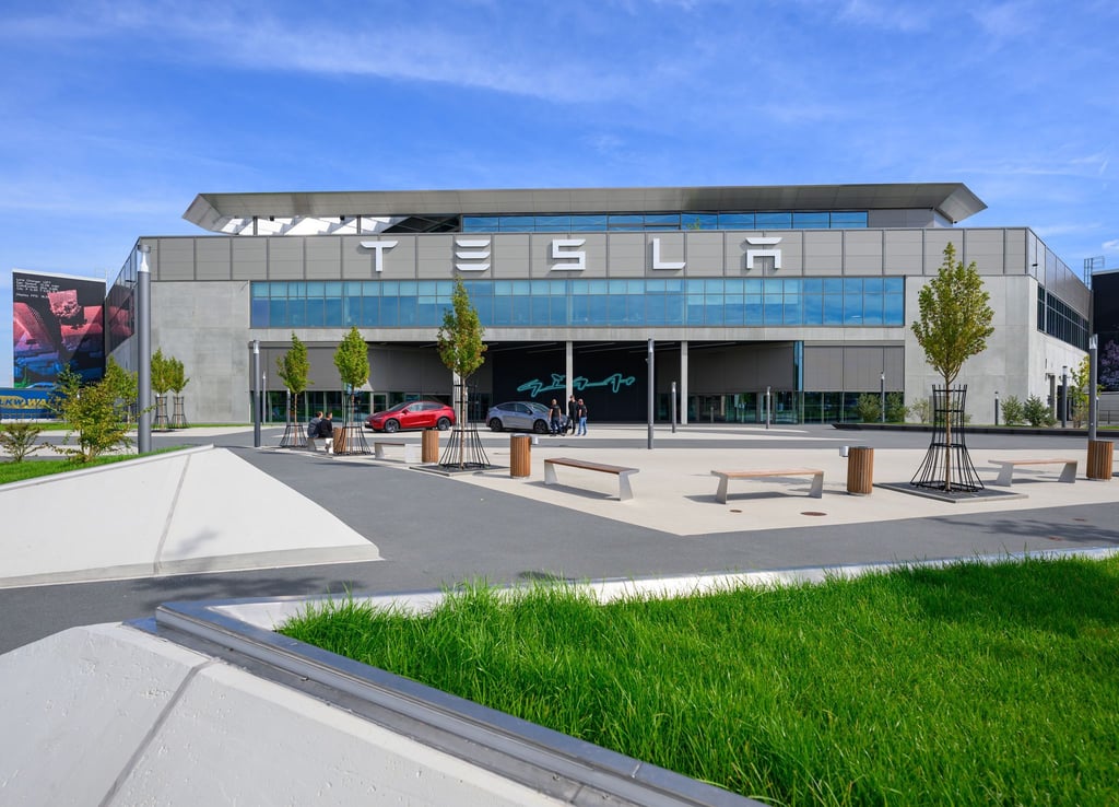 Der Elektroautobauer Tesla hat für seine Fabrik in Grünheide eine EU-Umweltzertifizierung erhalten.