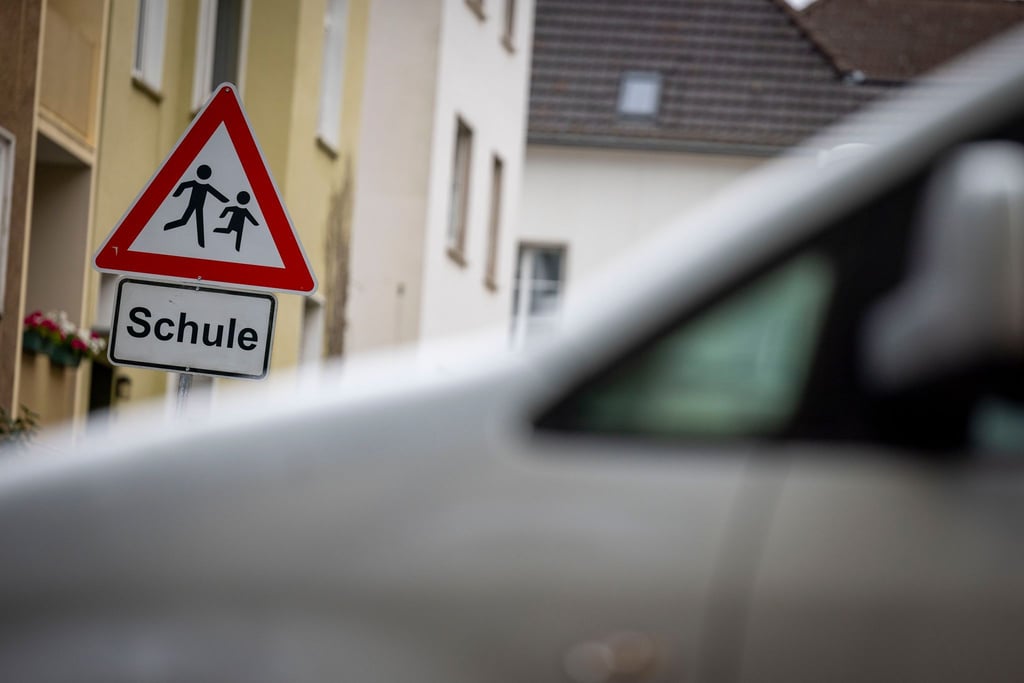 Elterntaxis sorgen im direkten Umfeld von Schulen immer wieder für problematische Verkehrssituationen. (Symbolbild)