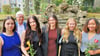 Staatssekretär Wolfgang Beck aus dem Ministerium des Landes für Arbeit, Soziales, Gesundheit und Gleichstellung gratuliert den Jahrgangsbesten des IWK: Ronja Heinrich (vorn von links), Emily Magari, Vivien Löffler, Alina Keim und Millane Mosebach. 