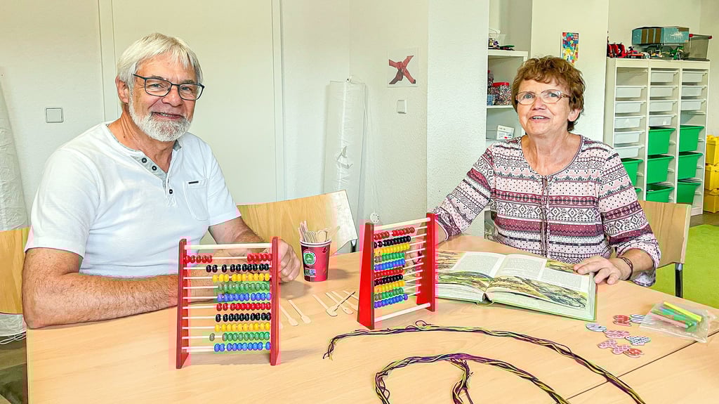Gundula Winzer und Fred Meyer stehen für engagierte ehrenamtliche Arbeit. Mehrmals in der Woche übernehmen die Rentner im Generationentreff in Merseburg Süd die Hausaufgabenbetreuung für den Nachwuchs, die „Jumpers“. Während viele Senioren in Merseburg schon jetzt Kinder betreuen oder bei Hilfsdiensten aktiv sind, stößt ein verpflichtendes Dienstjahr bei den Beteiligten auf deutliche Ablehnung und offene Fragen.