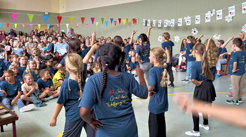 Ein Tanz zu Hits wie Y.M.C.A. war Teil des Festprogramms, das Schüler zum Tag der offenen Tür einstudiert hatten.