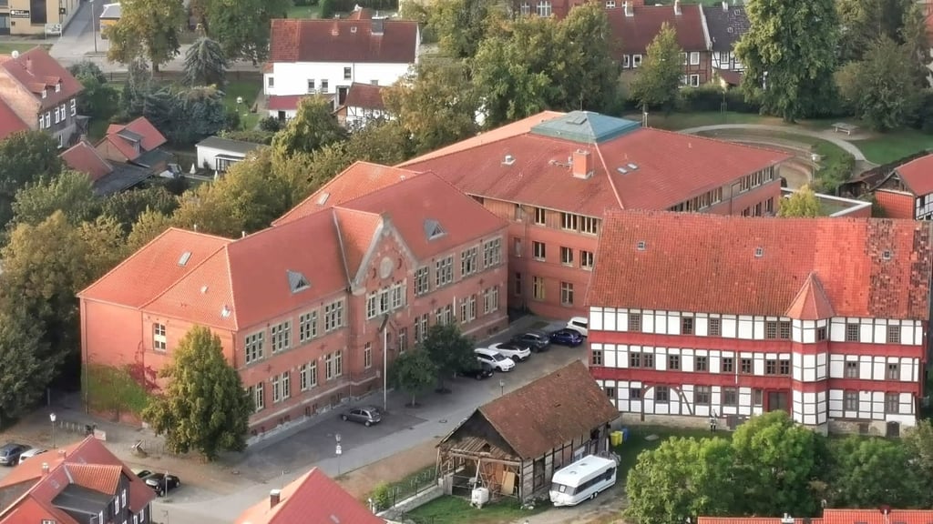 Blick auf das Fallstein-Gymnasium in Osterwieck. Nach Lehrerschaft und Landrat schaltet sich nun die Junge Union in den Zoff um den vakaten Schulleiterposten ein.