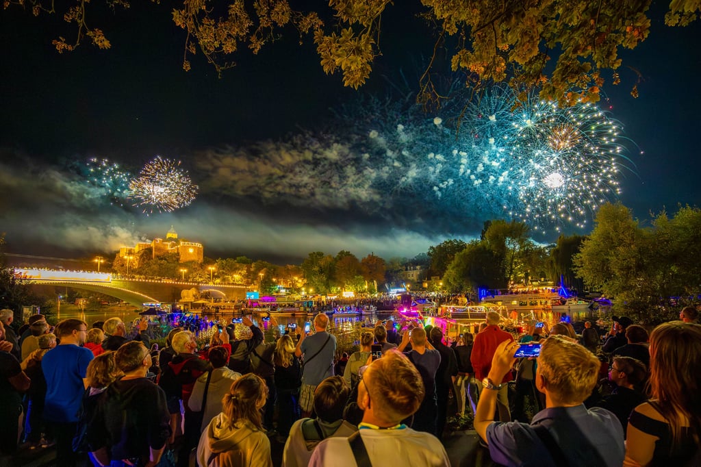 Das Laternenfest in Halle war laut Veranstaltern ein voller Erfolg. Mit rund 200.000 Besuchern wurden die Vorjahreswerte in den Schatten gestellt. So viele Menschen waren zuletzt zu DDR-Zeiten gezählt worden.