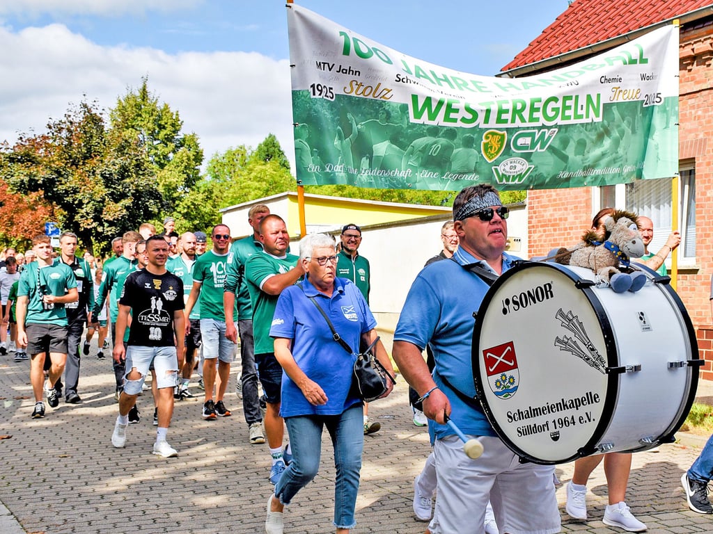 Einer der Höhepunkte der 100-Jahr-Feier war der Festumzug der Handballer durch Westeregeln. Er wurde angeführt von der Schalmeienkapelle Sülldorf sowie von einem Streifenwagen der Polizei.