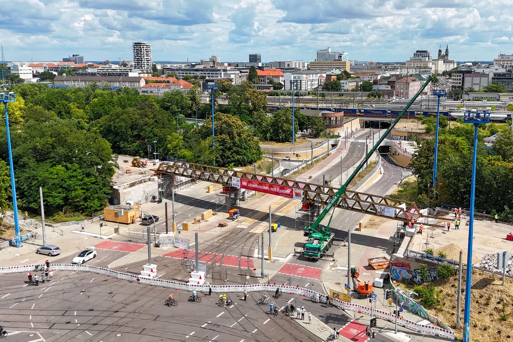 Nicht nur in Magdeburg ein Problem: Wegen Rissen musste die Stadt eine wichtige Brücke abreißen, eine neue muss her - doch das dauert.