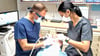 Ein Zahnarzt und seine Assistentin  behandeln einen Patienten. In Salzwedel ist die Zahnarztsuche für Neupatienten aktuell so gut wie aussichtslos. 