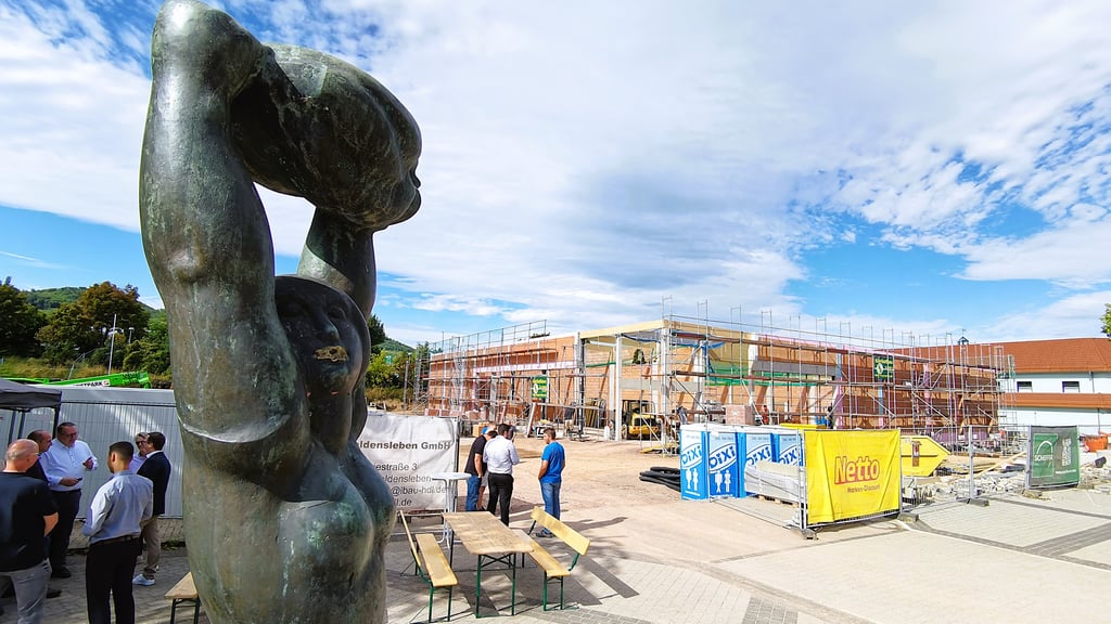 Im Wohngebiet Regenstein in Blankenburg entsteht an traditionsreicher Stätte ein neuer Netto Marken-Discount. Die alte Kaufhalle aus DDR-Zeiten, die nach der Wende erst als V-Markt, später unter der Regie von Edeka fortgeführt worden war, wurde Ende 2024 abgerissen.