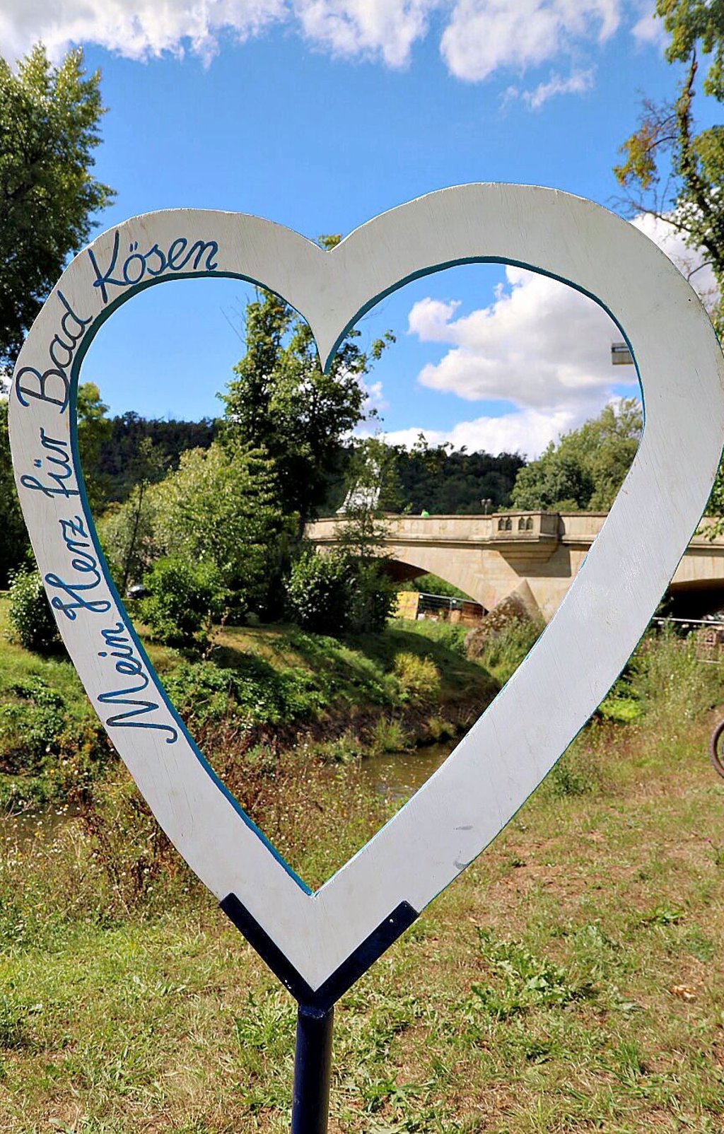 Klare Botschaft am Wegesrand mit besonderem Blick auf die „Brücke der Einheit“.