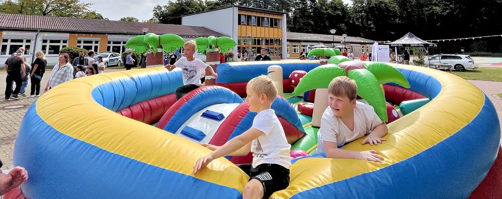 Hüpfburg und Mitmachaktionen: Auch auf dem Schulhof des LBZ in Tangerhütte wurde gefeiert.
