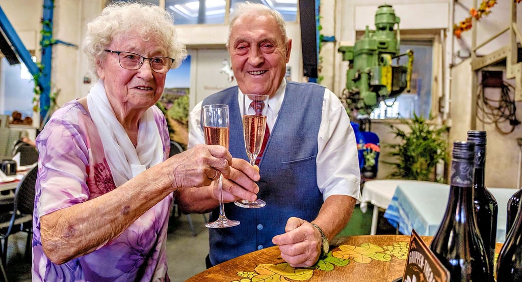 Erika und Heinz Semmner feiern in der Event-Weinschmiede von Edelfried Schimmel in Reuden ihre Eiserne Hochzeit.