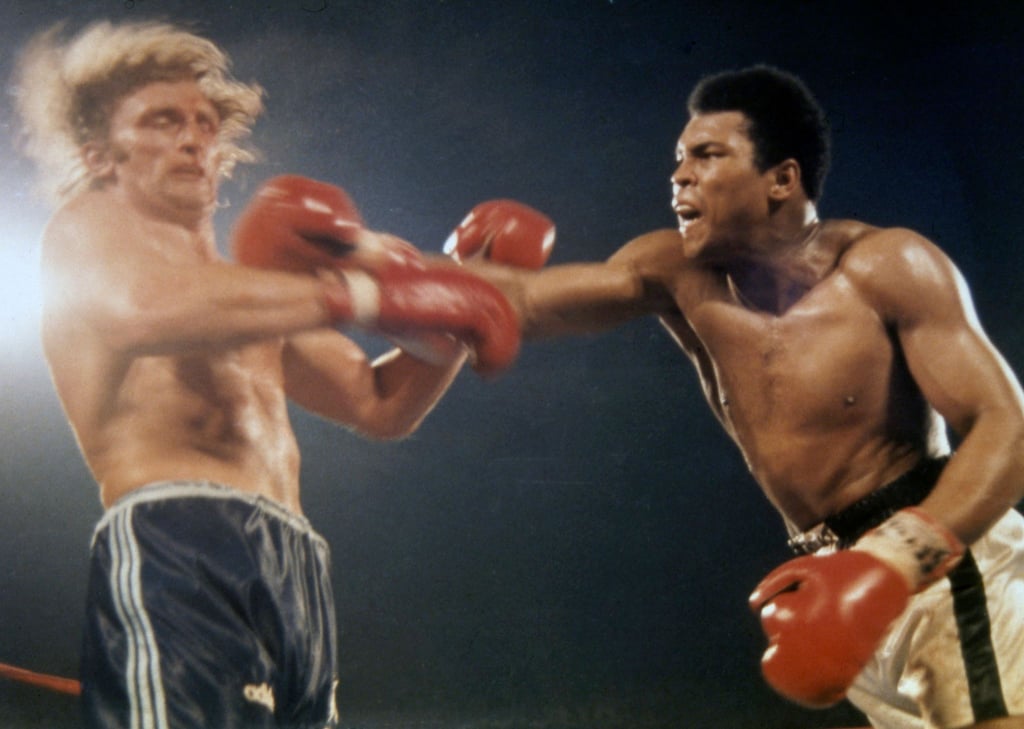 Muhammed Ali (r), damals amerikanischer Schwergewichts-Champion, und Joe Bugner, damals britischer und europäischer Schwergewichts-Champion, während ihres Schwergewichtskampfes über zwölf Runden. (Archivbild)