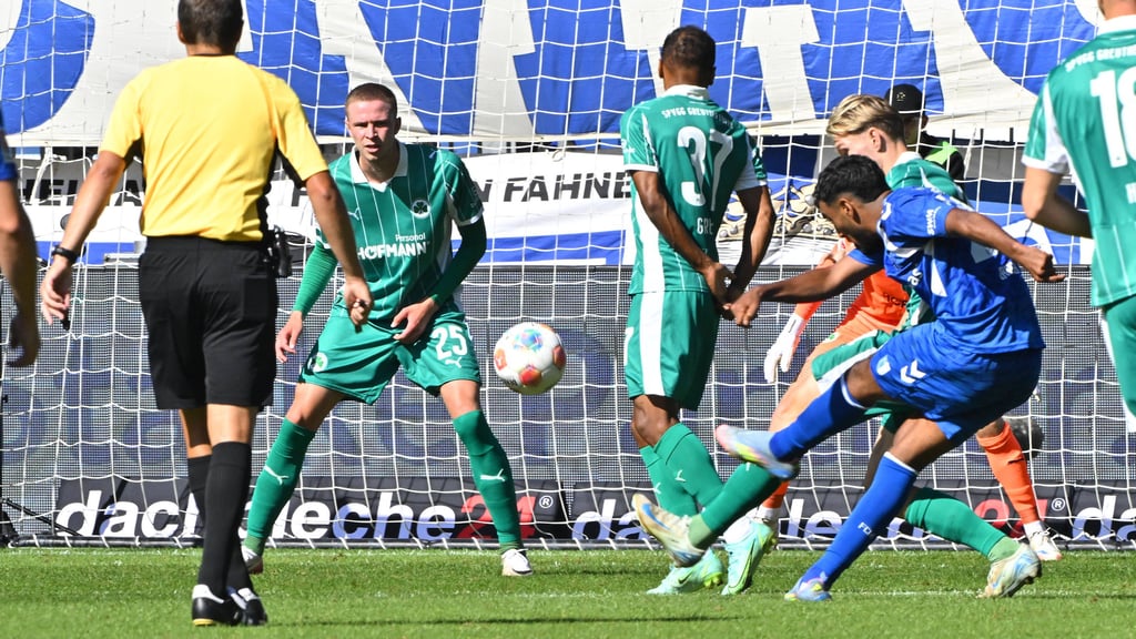 Magdeburgs Rayan Ghrieb trifft mit links zum 3:4 gegen Greuther Fürth.