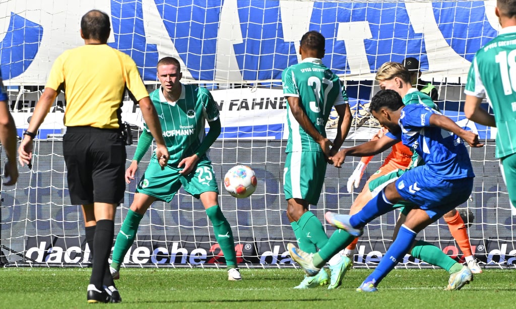 Magdeburgs Rayan Ghrieb trifft mit links zum 3:4 gegen Greuther Fürth.