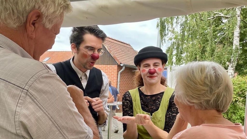 Die Compagnie Lapapdou aus Salzwedel trat beim Kartoffelfest in Dahlen auf.