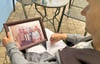 Bernd hat Darmkrebs und sitzt im Rollstuhl. Auf der Terrasse seines Zimmers im Hospiz in Zerbst schaut er sich ein Familienfoto an.