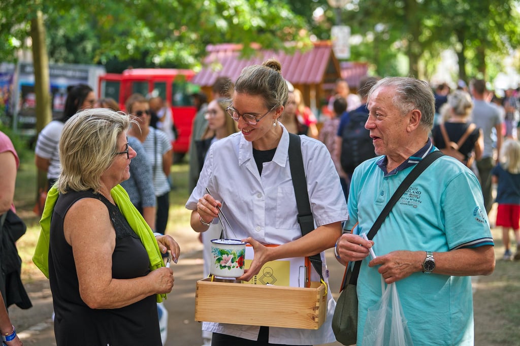 Besucher infomieren sich beim Forschungsinstitut für Sinn & Unsinn.