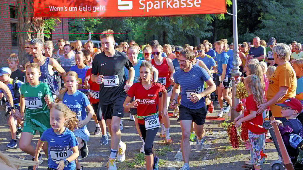 Punkt 18 Uhr fiel der Startschuss, fast 300 Läufer machen sich auf den Weg am Ascherslebener Promenadenring.