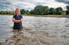 Kein Wasser im Fluss. Steffi Lemke inmitten der Elbe. 